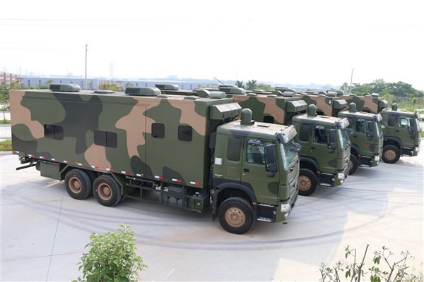 重汽后八輪28人宿營(yíng)車(chē)